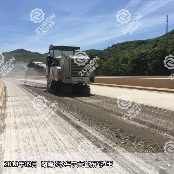 2018年9月長沙岳寧大道橋面拉毛
